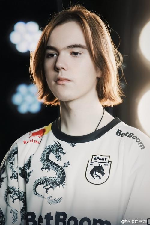 AL Club 发布了最终化妆的幕后照片：红熊猫的幕后照片来了~